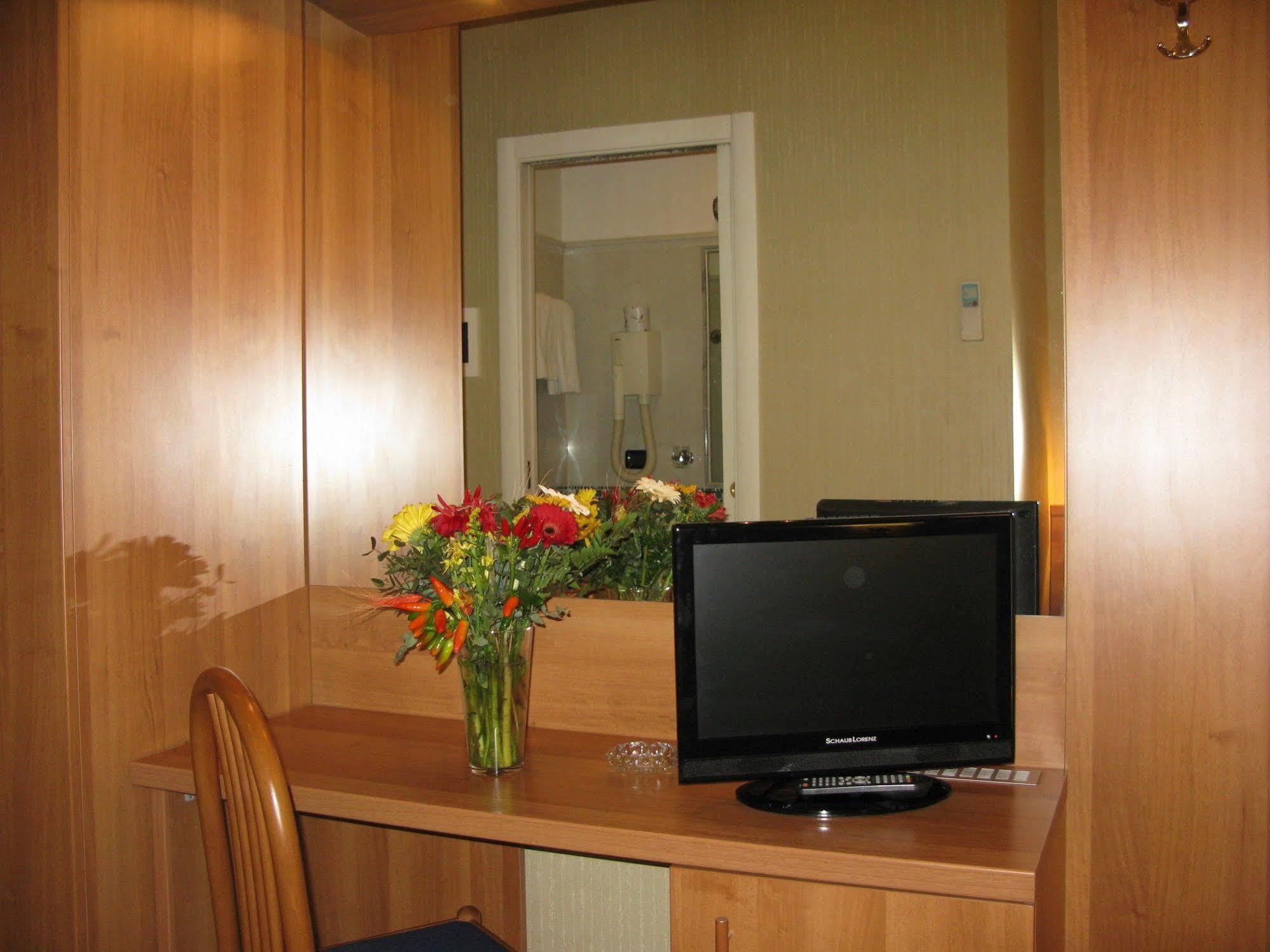 York Hotel โรม ภายนอก รูปภาพ